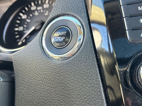 Used 2018 Nissan Rogue SL w/ Premium Package image 11