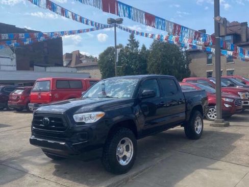 Used 2022 Toyota Tacoma SR image 1