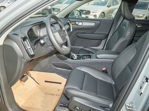 New 2025 Volvo XC40 B5 Plus w/ Climate Package image 15