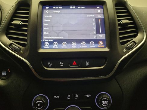 Used 2019 Jeep Cherokee Trailhawk AWD/4WD image 25