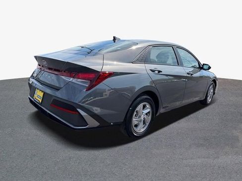 New 2026 Hyundai Elantra SE FWD image 3