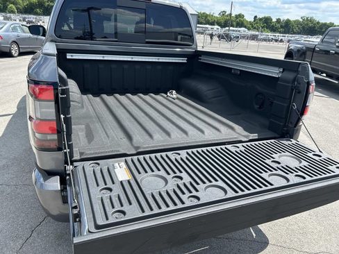 Used 2025 Nissan Frontier SV w/ SV Convenience Package RWD image 16