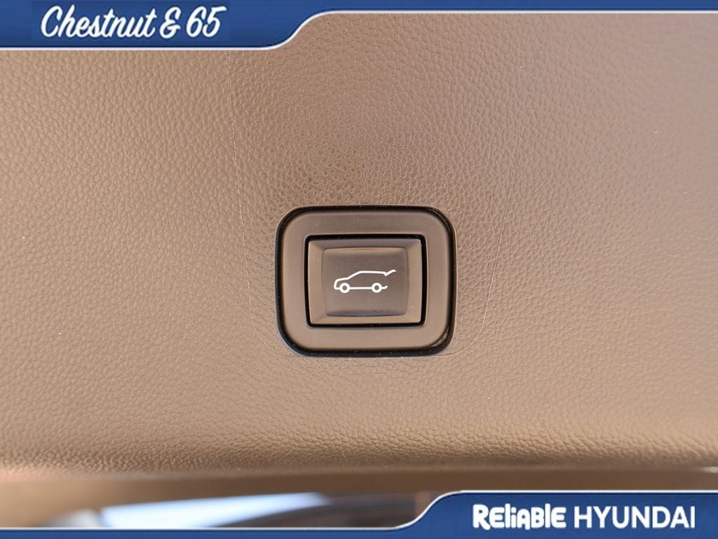 Used 2023 Chevrolet Traverse LT FWD image 18