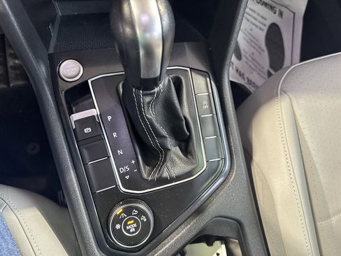 Used 2021 Volkswagen Tiguan SE w/ Panoramic Sunroof Package image 23