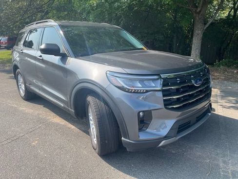 Used 2025 Ford Explorer Active w/ Active Comfort Package RWD image 8