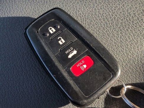Used 2019 Toyota Camry LE FWD image 27