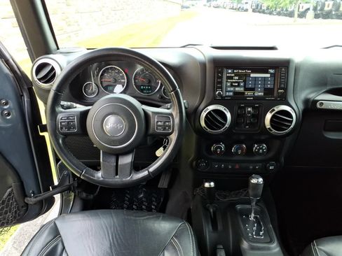 Used 2017 Jeep Wrangler Unlimited Sahara w/ Connectivity Group AWD/4WD image 30