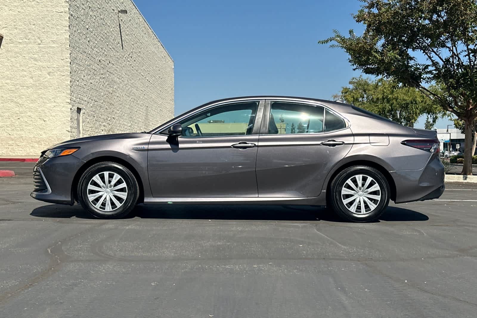Used 2021 Toyota Camry LE FWD image 6