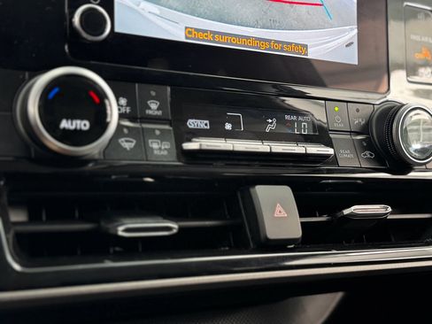 Used 2024 Toyota Highlander LE image 27