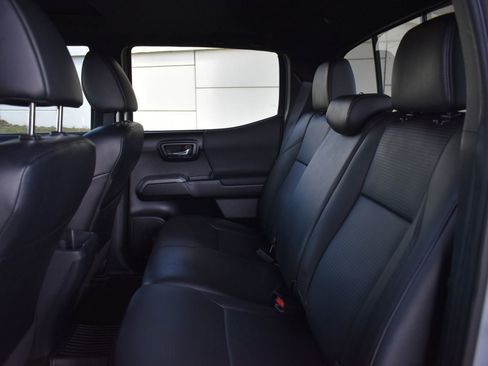 Used 2019 Toyota Tacoma TRD Sport AWD/4WD image 16
