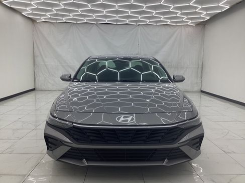 Used 2025 Hyundai Elantra SE w/ Cargo Package image 5