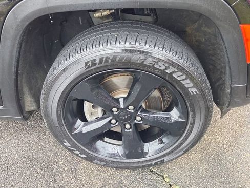 Used 2025 Jeep Grand Cherokee L Altitude RWD image 17