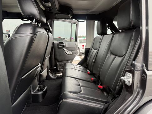 Used 2018 Jeep Wrangler Unlimited Sahara w/ Connectivity Group image 21