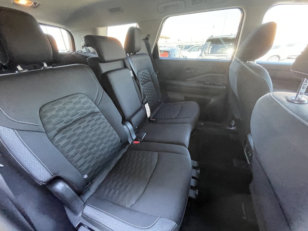 Used 2024 Nissan Pathfinder SV w/ Lighting Package (N92) FWD image 22