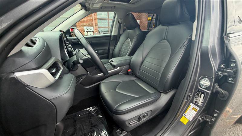 Used 2021 Toyota Highlander XLE FWD image 32