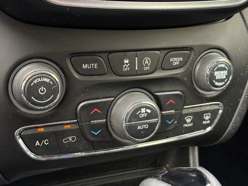 Used 2019 Jeep Cherokee Latitude Plus FWD image 19