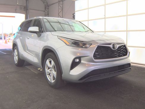 Used 2024 Toyota Highlander LE FWD image 2