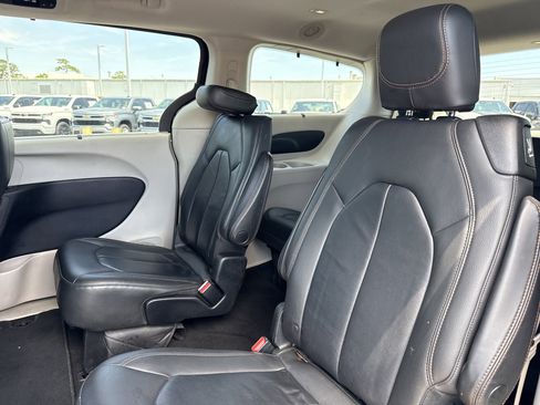 Used 2017 Chrysler Pacifica Touring-L w/ Tire & Wheel Group FWD image 30