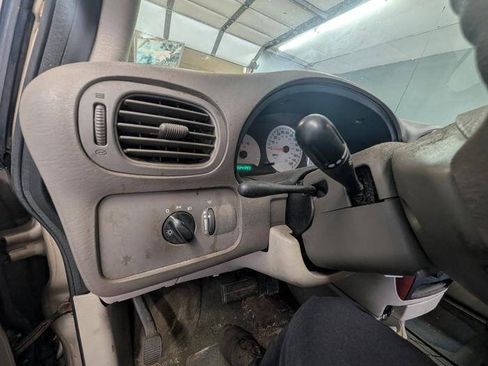 Used 2006 Chrysler Town & Country FWD image 34
