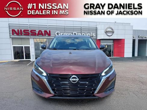 Used 2025 Nissan Altima 2.5 SV FWD image 2