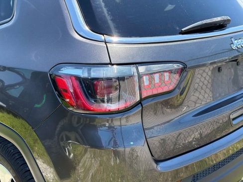 Used 2018 Jeep Compass Latitude w/ Cold Weather Group FWD image 9
