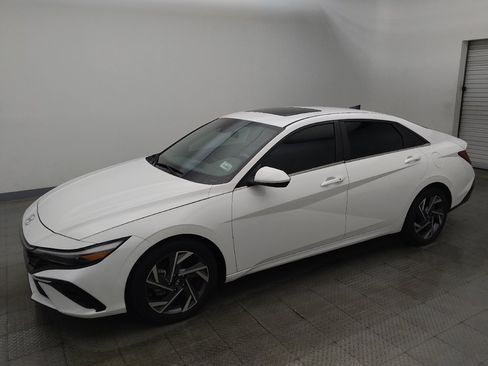Used 2024 Hyundai Elantra SEL w/ Convenience Package FWD image 2