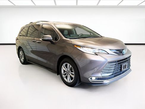 Used 2024 Toyota Sienna Limited FWD image 3