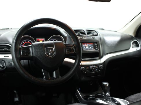 Used 2019 Dodge Journey SE w/ Blacktop Package FWD image 2
