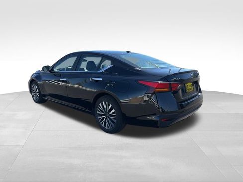 Used 2025 Nissan Altima 2.5 SV FWD image 6