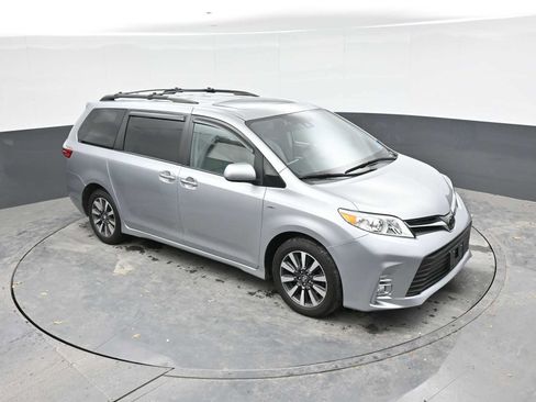 Used 2020 Toyota Sienna XLE w/ XLE Navigation Package AWD/4WD image 18