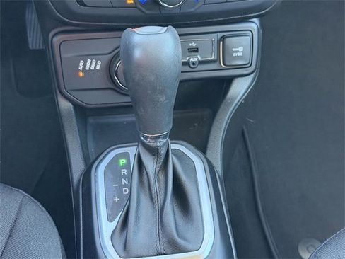 Used 2018 Jeep Renegade Latitude w/ Popular Equipment Group image 8