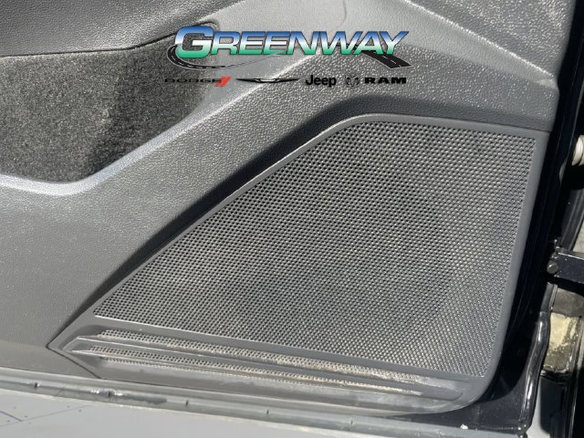 Used 2021 Volkswagen Tiguan SE w/ Panoramic Sunroof Package FWD image 18