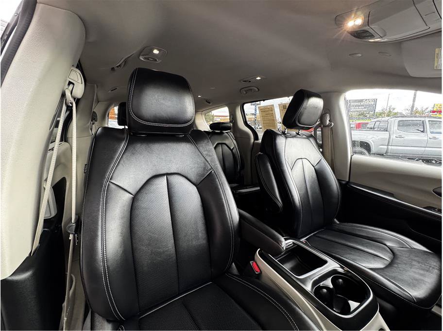 Used 2024 Chrysler Pacifica Touring-L FWD image 15