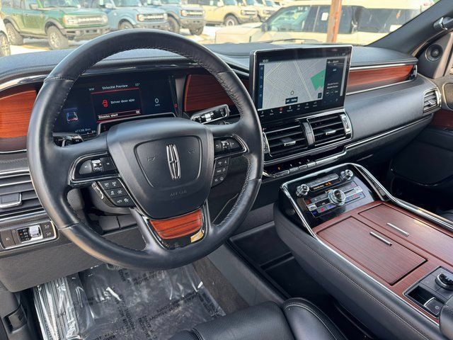 Used 2022 Lincoln Navigator L Reserve AWD/4WD image 3