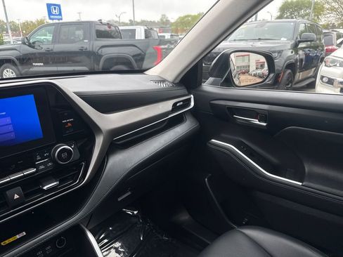 Used 2023 Toyota Highlander XLE AWD/4WD image 31