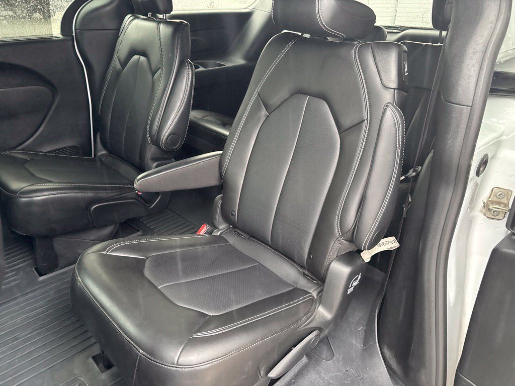 Used 2024 Chrysler Pacifica Touring-L w/ S Appearance Package FWD image 14
