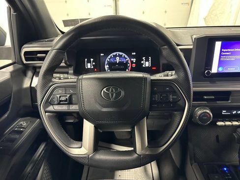Used 2025 Toyota 4Runner SR5 AWD/4WD image 18