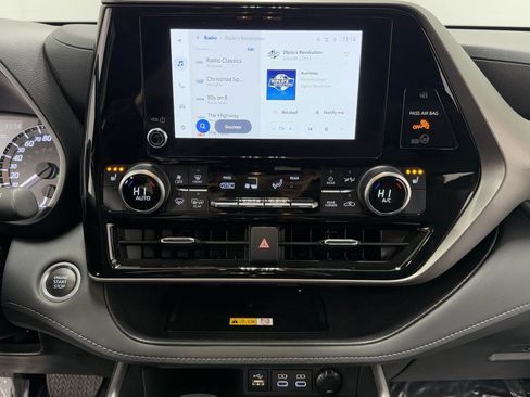 Used 2024 Toyota Highlander XLE image 22