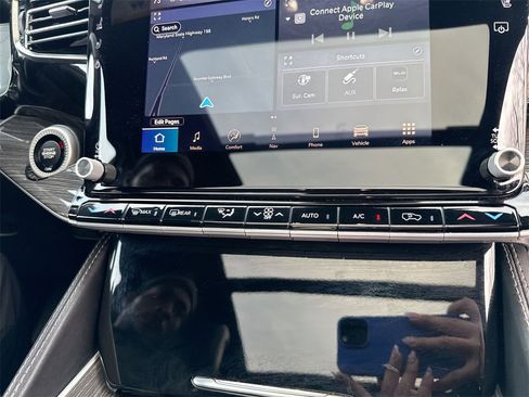 Used 2022 Jeep Wagoneer Series III w/ Premium Group I image 17