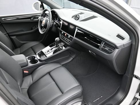 Certified 2026 Porsche Macan AWD/4WD image 31