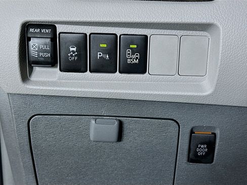 Used 2015 Toyota Sienna XLE Premium image 17