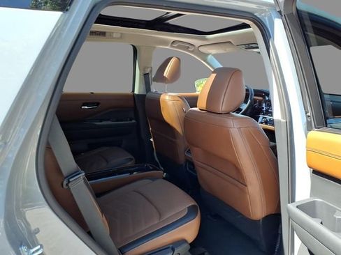 Certified 2025 Nissan Pathfinder Platinum AWD/4WD image 12