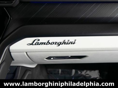 Used 2022 Lamborghini Urus AWD/4WD image 35
