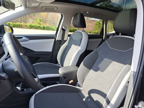 Used 2025 Volkswagen Taos SE w/ Panoramic Sunroof Package image 14