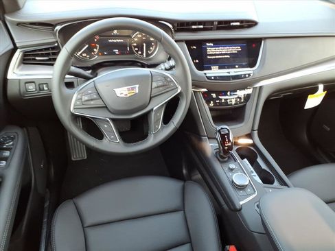 New 2025 Cadillac XT5 Luxury image 8