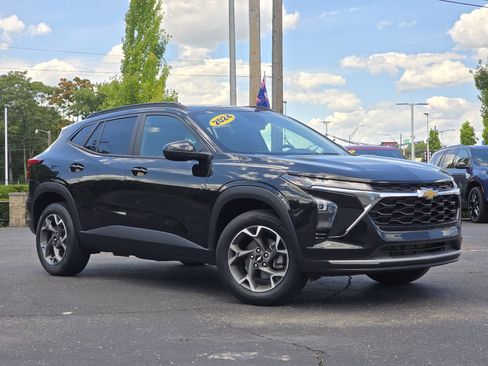 Used 2024 Chevrolet Trax LT FWD image 2