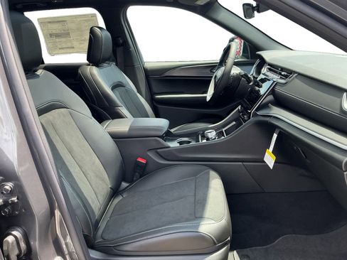 New 2025 Jeep Grand Cherokee Altitude image 16