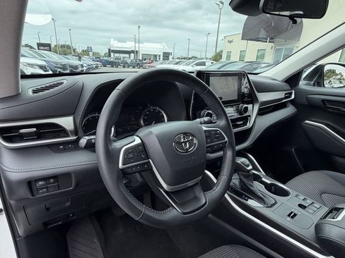 Used 2023 Toyota Highlander LE FWD image 18