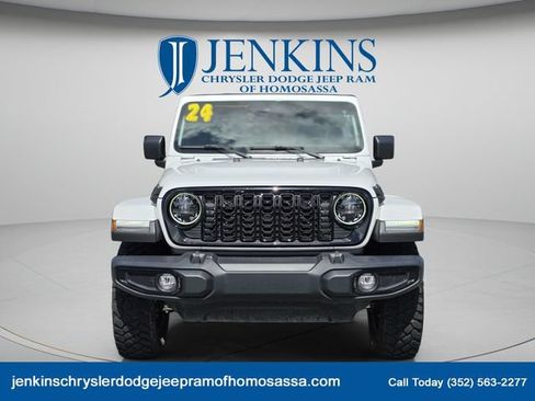 Used 2024 Jeep Gladiator Sport AWD/4WD image 12