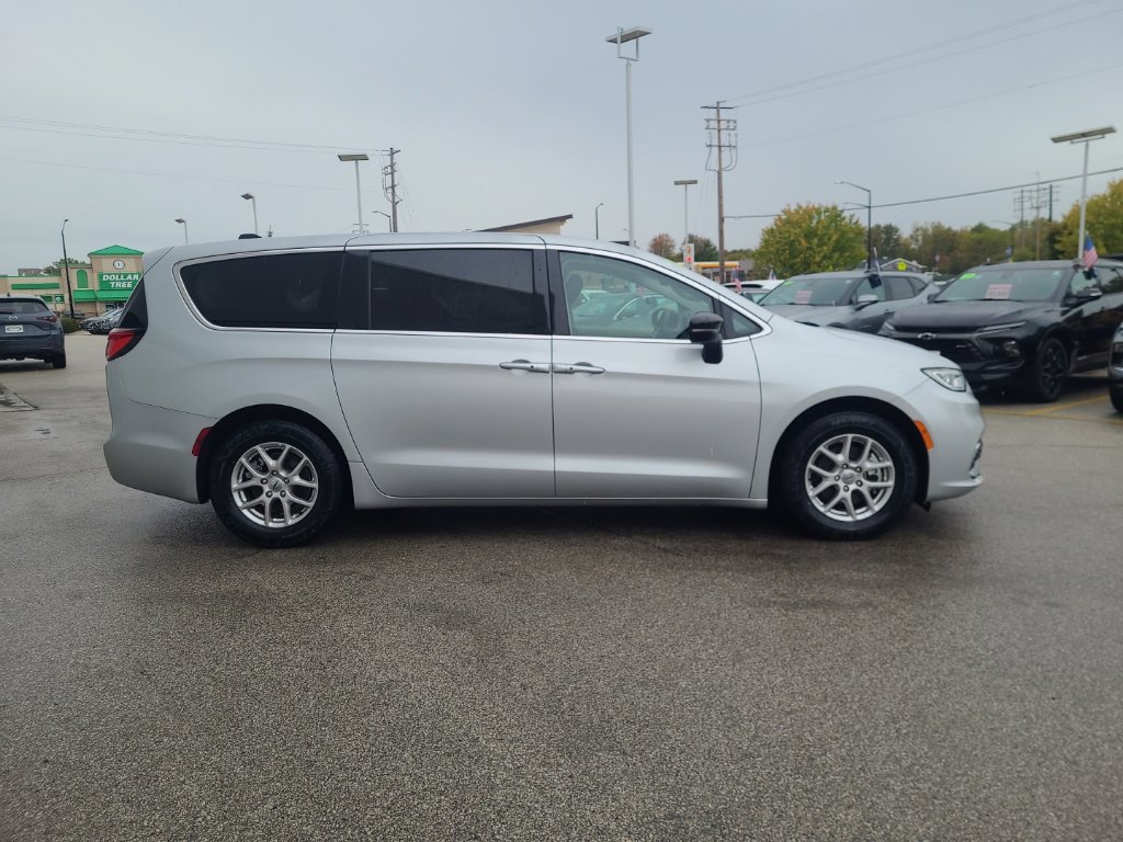 Used 2024 Chrysler Pacifica Touring-L FWD image 7